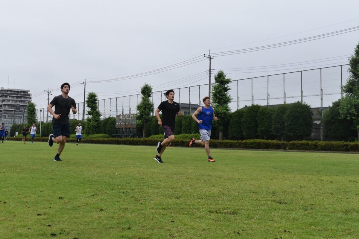 7月1日、チーム始動の朝は雨の中持久トレーニングを実施。髙橋選手は常に先頭集団に入り、チームを引っ張る頑張りをみせていました！